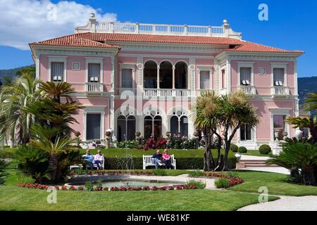 Frankreich, Alpes Maritimes, Saint Jean Cap Ferrat Ephrussi de Rothschild Villa und Garten, grosser Teich und Wasserstrahlen im Französischen Garten Stockfoto