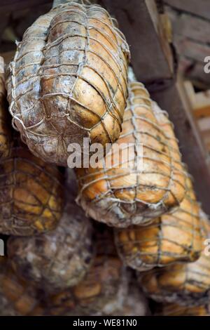 Italien, Emilia Romagna, Polesine Zibello in der Nähe von Parma, Antica Corte Pallavicina, culatello, traditionellen Schinken von Parma Stockfoto