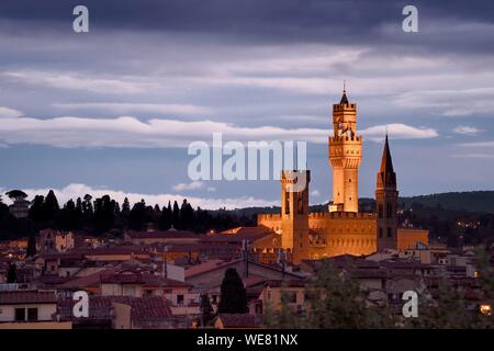 Italien, Toskana, Florenz, ein UNESCO Weltkulturerbe, den Palazzo Vecchio bei Dämmerung Stockfoto