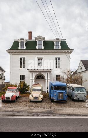 Usa, Maine, Deer Isle, antiken französischen Autos mit antiken VW van Stockfoto