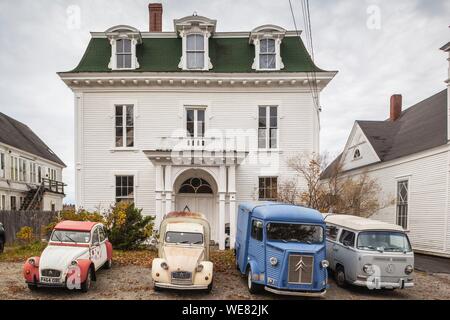 Usa, Maine, Deer Isle, antiken französischen Autos mit antiken VW van Stockfoto