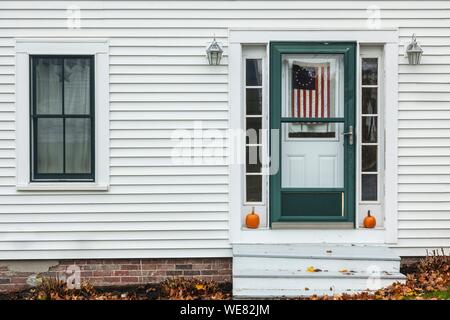 Usa, Maine, Wiscasset, Haus Detail mit US-Flagge, Herbst Stockfoto