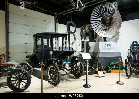 Usa, Maine, Kennebunkport, Owls Head Transportation Museum, 1912 Holz elektrisches Auto und 1970s-era General Electric CF6 Turbofan Jet Engine Stockfoto