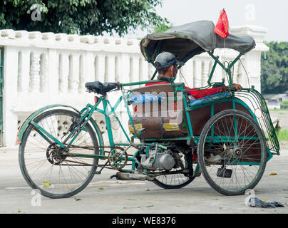 Pedal Becak (fahrradrikscha), mit Motor eingebaut, Yogya, Java, Indonesien, c 2014 Stockfoto