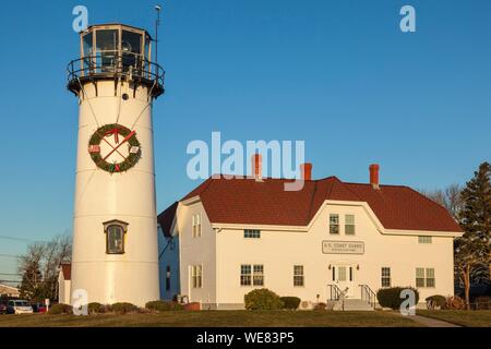 United States, New England, Massachusetts, Cape Cod, Chatham, Chatham Light Leuchtturm mit Weihnachten Kranz Stockfoto