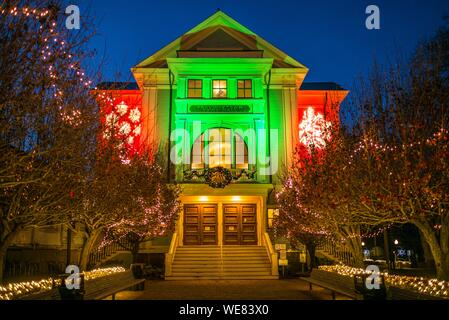 United States, New England, Massachusetts, Cape Cod, Provincetown Provincetown, Rathaus, Weihnachtszeit, Dämmerung Stockfoto