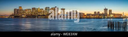 United States, New England, Massachusetts, Boston, Skyline von Boston Harbor, Dämmerung Stockfoto