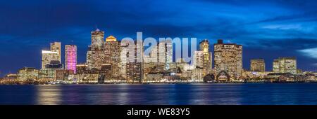 United States, New England, Massachusetts, Boston, Skyline von Boston Harbor, Dämmerung Stockfoto