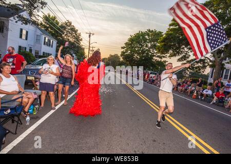 United States, New England, Massachusetts, Cape Ann, Gloucester, Gloucester Horribles traditionellen Umzug, 3. Juli, man marschieren mit US Flag Stockfoto