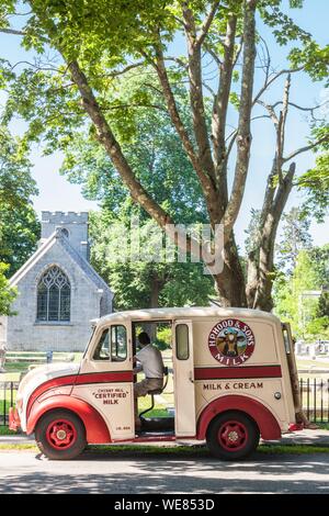 United States, New England, Massachusetts, Cape Ann, Gloucester, Viertel der Juli Parade, 1950 s-Ära H.P. Haube Milch Lkw Stockfoto