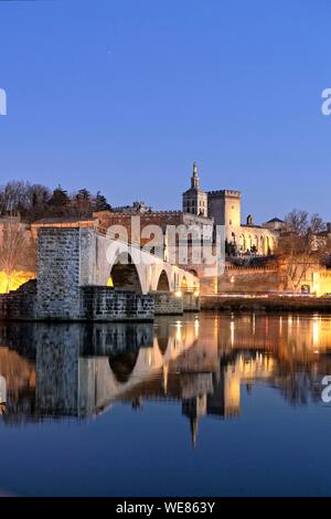 Frankreich, Vaucluse, Avignon, Saint Benezet Brücke auf der Rhone aus dem 12. Jahrhundert mit im Hintergrund Dom Der Dom aus dem 12. Jahrhundert und den Päpstlichen Palast der UNESCO Weltkulturerbe Stockfoto