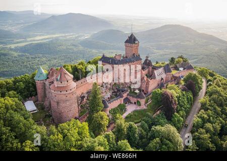 Frankreich, Bas Rhin, Orschwiller, Elsass Wein Straße, Haut Koenigsbourg Schloss (Luftbild) Stockfoto