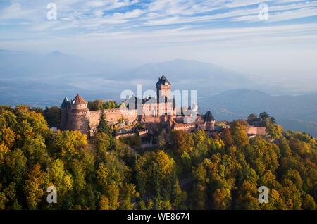 Frankreich, Bas Rhin, Orschwiller, Elsass Wein Straße, Haut Koenigsbourg Schloss (Luftbild) Stockfoto