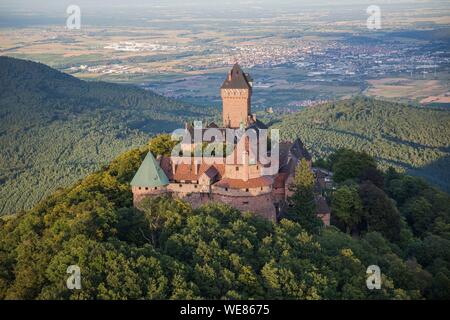 Frankreich, Bas Rhin, Orschwiller, Elsass Wein Straße, Haut Koenigsbourg Schloss (Luftbild) Stockfoto