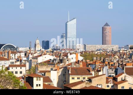 Frankreich, Rhone, Lyon, Altstadt als UNESCO Weltkulturerbe, Panorama von Les Pentes de La Croix-Rousse Bezirk, Part-Dieu Turm (oder den Bleistift) und Una Turm (oder Eraser) im Hintergrund aufgeführt Stockfoto