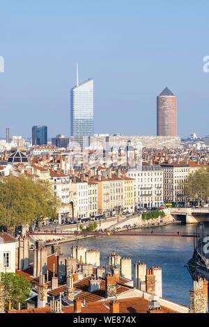 Frankreich, Rhone, Lyon, Altstadt als UNESCO Weltkulturerbe, Panorama von Les Pentes de La Croix-Rousse Bezirk, Part-Dieu Turm (oder den Bleistift) und Una Turm (oder Eraser) im Hintergrund aufgeführt Stockfoto