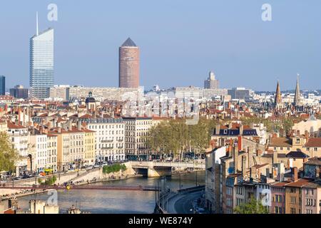 Frankreich, Rhone, Lyon, Altstadt als UNESCO Weltkulturerbe, Panorama von Les Pentes de La Croix-Rousse Bezirk, Part-Dieu Turm (oder den Bleistift) und Una Turm (oder Eraser) im Hintergrund aufgeführt Stockfoto