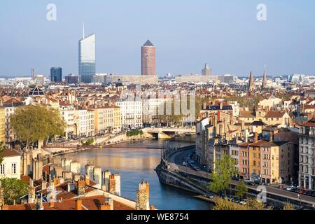 Frankreich, Rhone, Lyon, Altstadt als UNESCO Weltkulturerbe, Panorama von Les Pentes de La Croix-Rousse Bezirk, Part-Dieu Turm (oder den Bleistift) und Una Turm (oder Eraser) im Hintergrund aufgeführt Stockfoto