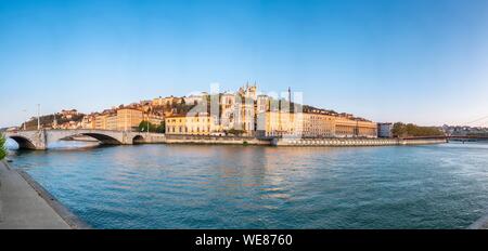 Frankreich, Rhone, Lyon, Altstadt als UNESCO-Weltkulturerbe, das alte Lyon, die Ufer der Saône, Bonaparte Brücke Saint-Jean Kathedrale Notre Dame De Fourviere Basilica im Hintergrund Stockfoto