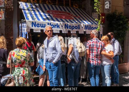 Italien, Kampanien, Neapel, historischen Zentrum als Weltkulturerbe von der UNESCO, Via dei Tribunali, Pizzeria Sorbillo Stockfoto