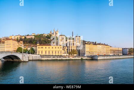 Frankreich, Rhone, Lyon, Altstadt als UNESCO-Weltkulturerbe, das alte Lyon, die Ufer der Saône, Saint-Jean Kathedrale Notre Dame De Fourviere Basilica im Hintergrund Stockfoto