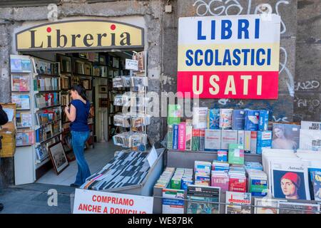 Italien, Kampanien, Neapel, historischen Zentrum als Weltkulturerbe von der UNESCO, der Piazza Dante, Buchmarkt Stockfoto