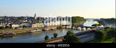 Frankreich, Maine et Loire, Angers, die Stadt am Fluss Maine Banken, der Flusshafen und Verdun Brücke über den Fluss Maine Stockfoto