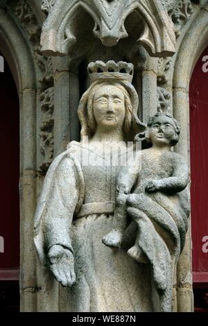 Frankreich, Morbihan, Josselin, Notre Dame du Roncier Basilika Notre Dame du Roncier, Gate, Trumeau, Statue, Madonna und Kind Stockfoto