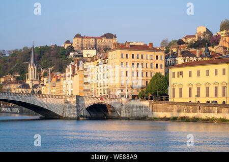 Frankreich, Rhone, Lyon, Altstadt als UNESCO-Weltkulturerbe, das alte Lyon, Quai Fulchiron, Bonaparte Brücke über die Saone Fluss und Saint Georges Kirche Saint-Just Hochschule auf Fourviere Hügel im Hintergrund aufgeführt Stockfoto