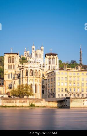 Frankreich, Rhone, Lyon, Altstadt als UNESCO-Weltkulturerbe, das alte Lyon, die Ufer der Saône, Saint-Jean Kathedrale Notre Dame De Fourviere Basilica im Hintergrund Stockfoto