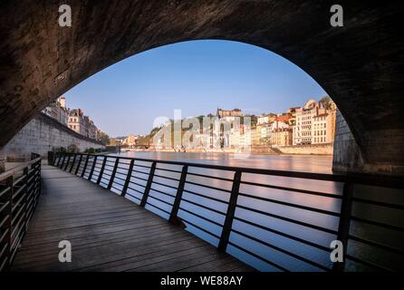Frankreich, Rhone, Lyon, Altstadt als UNESCO-Weltkulturerbe, das alte Lyon, die Ufer der Saône und Saint Georges Kirche Stockfoto