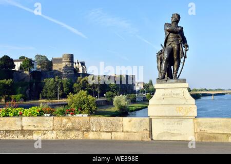 Frankreich, Maine et Loire, Angers, Beaurepaire Statue auf Verdun Brücke über den Fluss Maine und das Schloss der Herzöge von Anjou Stockfoto