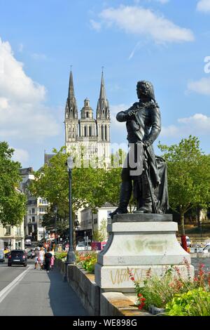 Frankreich, Maine et Loire, Angers, Beaurepaire Statue auf Verdun Brücke über den Fluss Maine und Saint Maurice Kathedrale Stockfoto