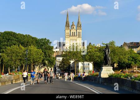 Frankreich, Maine et Loire, Angers, Beaurepaire Statue auf Verdun Brücke über den Fluss Maine und Saint Maurice Kathedrale Stockfoto