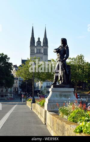 Frankreich, Maine et Loire, Angers, Beaurepaire Statue auf Verdun Brücke über den Fluss Maine und Saint Maurice Kathedrale Stockfoto