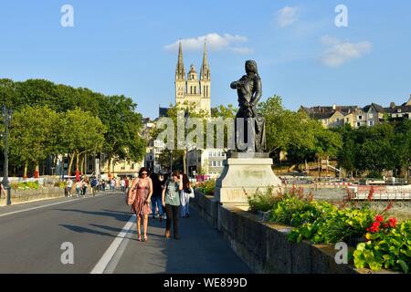 Frankreich, Maine et Loire, Angers, Beaurepaire Statue auf Verdun Brücke über den Fluss Maine und Saint Maurice Kathedrale Stockfoto