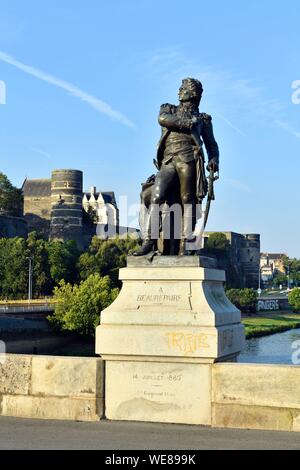 Frankreich, Maine et Loire, Angers, Beaurepaire Statue auf Verdun Brücke über den Fluss Maine und das Schloss der Herzöge von Anjou Stockfoto