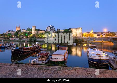 Frankreich, Maine et Loire, Angers, der Binnenhafen und das Schloss der Herzöge von Anjou, Saint-Maurice-Kathedrale im Hintergrund Stockfoto