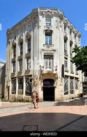 Frankreich, Maine et Loire, Angers, an der Ecke der Rue Museum der Schönen Künste und der rue Claveau, Skulpturen im Art Nouveau Stil bewachen den Eingang zum ehemaligen Tanzsaal des Alcazar Stockfoto