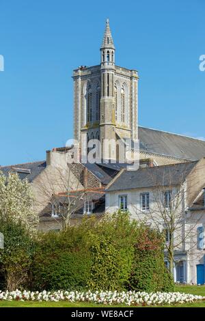 Frankreich, Ille et Vilaine, Côte d'Emeraude, Cancale, Saint Meen Kirche aus dem Rathaus Garten Stockfoto