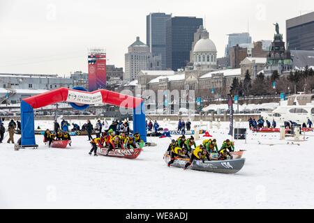 Kanada, in der Provinz Quebec, Montreal, gefrorenen St. Lawrence Kanu Rennen, Abfahrt vom Hafen von Old Montreal Stockfoto