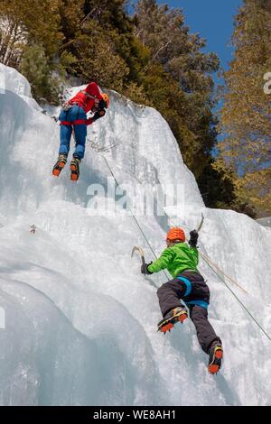 Kanada, Quebec Provinz, Mauricie region, Shawinigan und Umgebung, La Mauricie Nationalpark, Eis Klettern an gefrorenen Fels. Stockfoto