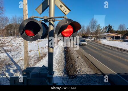 Kanada, in der Provinz Quebec, Via Rail Zug zwischen Quebec und Montreal, Centre-du-Québec region, der Ebene oder der Bahnübergang in der drummondville Bereich Stockfoto