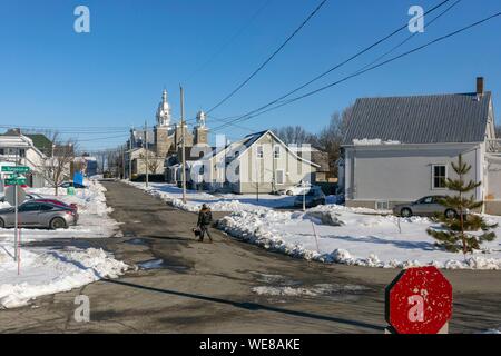Kanada, in der Provinz Quebec, Via Rail Zug zwischen Quebec und Montreal, Centre-du-Québec region, Saint-Cyrille-de-Wendover in Drummondville, Aussicht auf das Dorf und seine Kirche Stockfoto