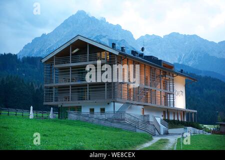 Italien, Autonome Provinz Bozen, Innichen, joas Hotel auf Wiesen am Fuße der Dolomiten gestellt Stockfoto