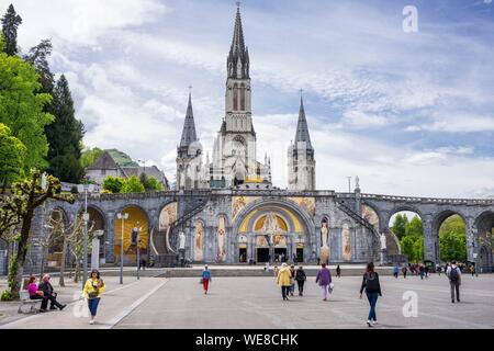 Hautes-Pyrenäen, Lourdes, Frankreich, Sanctuary of Our Lady of Lourdes, der Basilika der Unbefleckten Empfängnis und der Rosenkranzbasilika Stockfoto