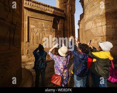 Ägypten, Ägypten, das Niltal, Touristen, Kom Ombo Tempel für das Krokodil - vorangegangen Gott Sobek Stockfoto