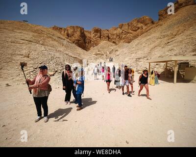 Ägypten, Ägypten, das Niltal, Umgebung von Luxor, Thebanischen Nekropole Welterbe der UNESCO, West Theben, Touristen zu Fuß in das Tal der Könige Stockfoto