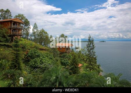 Ruanda, Kivusee, Pavillons von Cormoran Lodge auf der grünen Bank des Kivu-sees gestellt Stockfoto