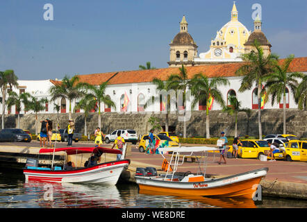 Kolumbien, Bolivar Abteilung, Cartagena, UNESCO Weltkulturerbe, Sportboote in den Hafen und die Dächer der Kirche von San Pedro Claver im Hintergrund Stockfoto